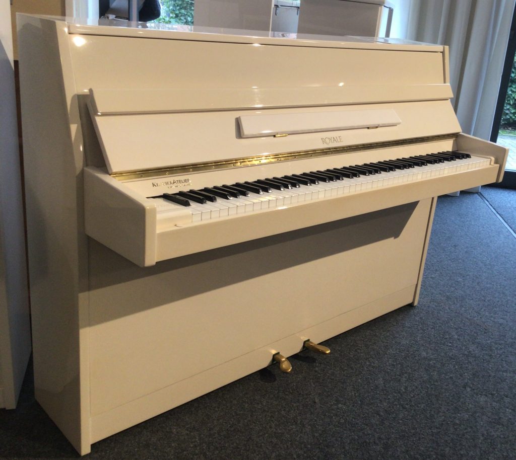 kleines weißes Klavier