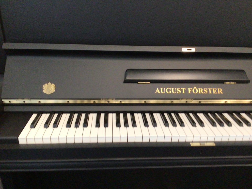 altes großes Klavier