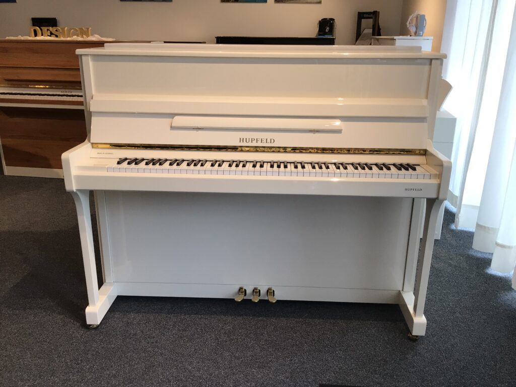 weißes gebrauchtes Klavier