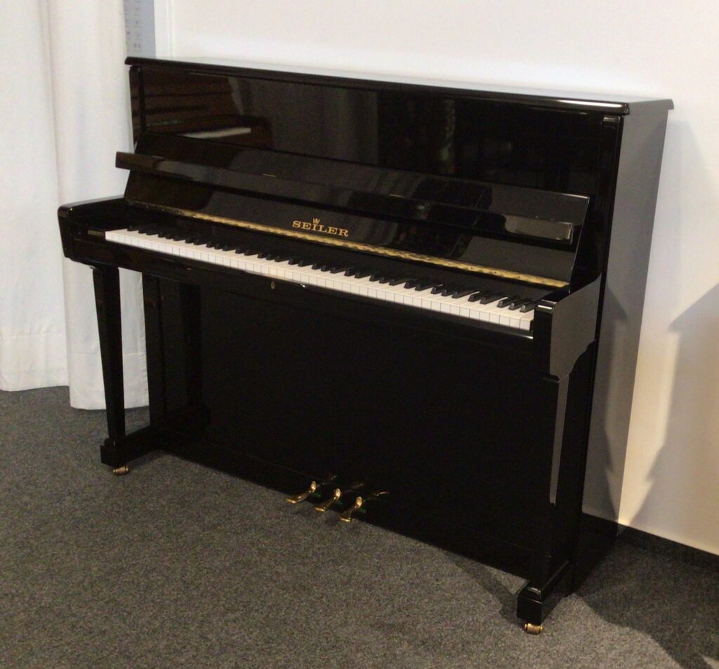 schwarzes Seiler Klavier