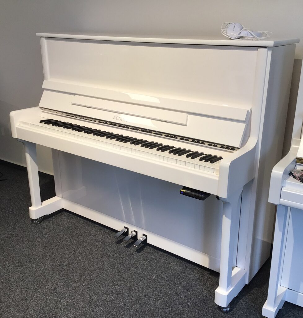 weißes Klavier mit Stummschaltung